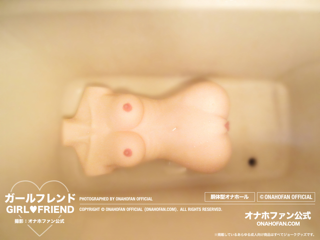 標準サイズの浴槽の床にガールフレンドを置いている様子1